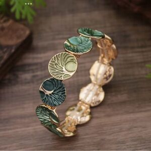 Elegant Green and Gold Bracelet
